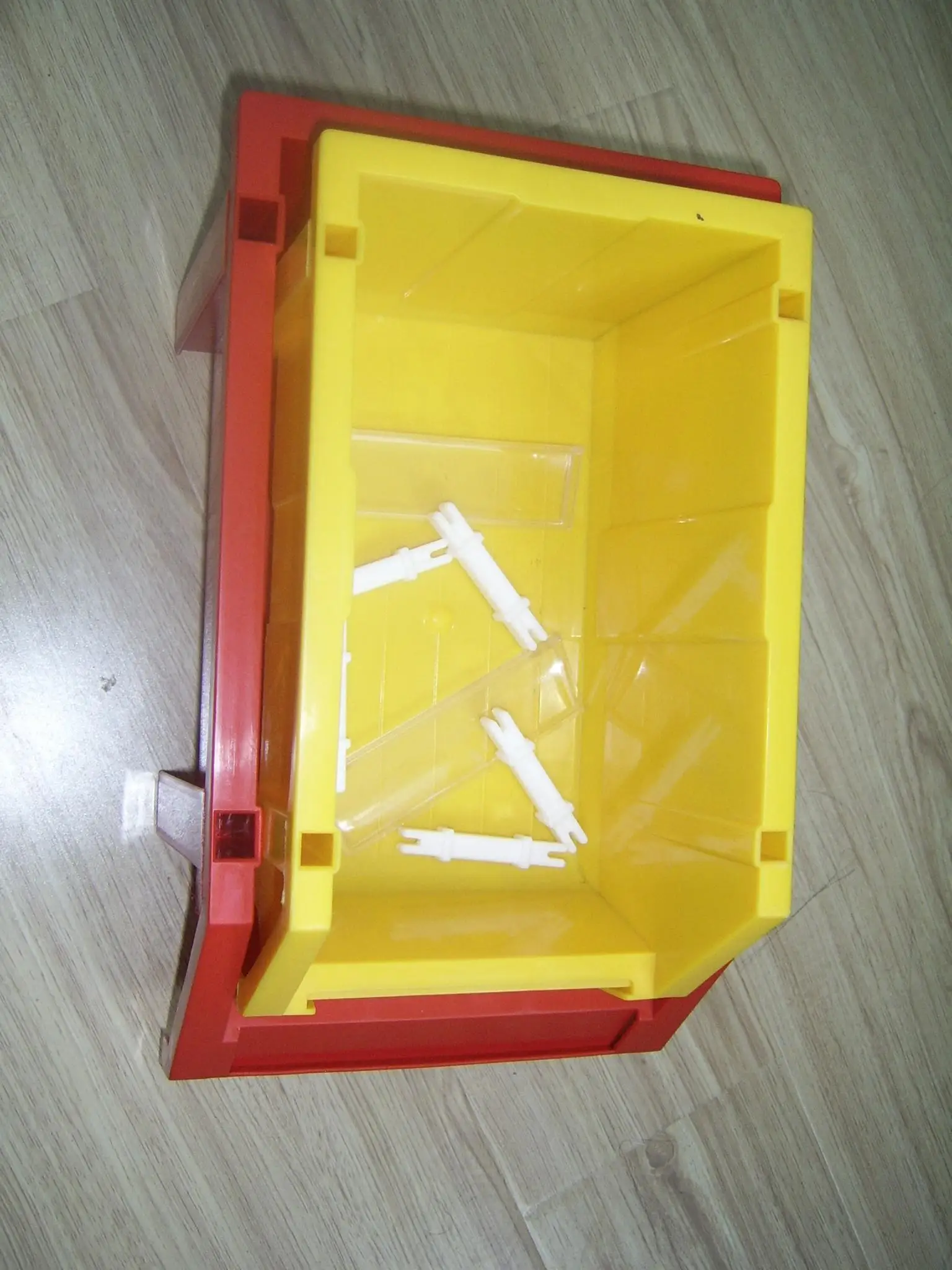 Plastic  bin (121)