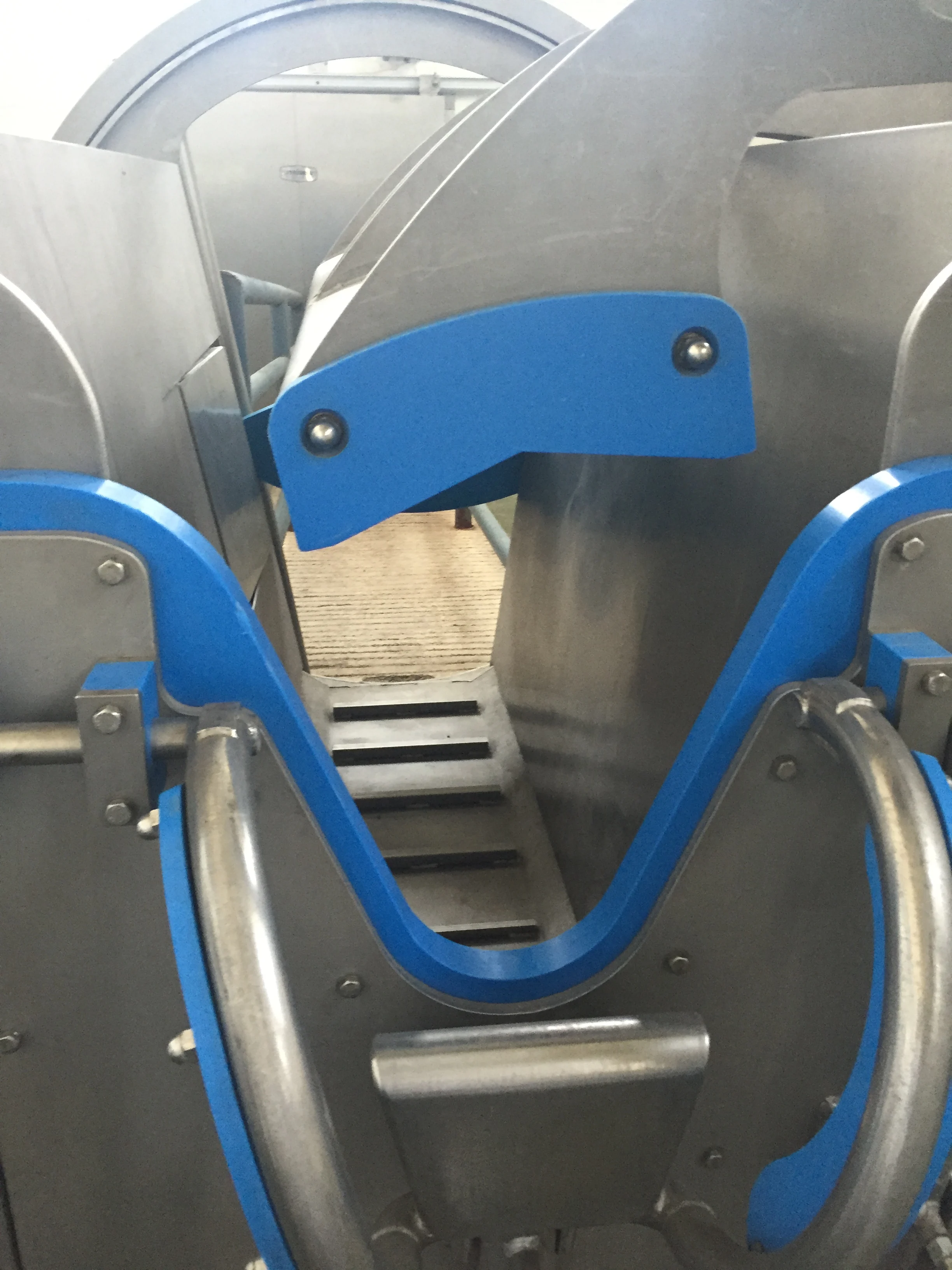 Stainless steel pneumatic stunning box type cattle slaughtering machine with motor bearing core, suitable for cattle slaughterhouses