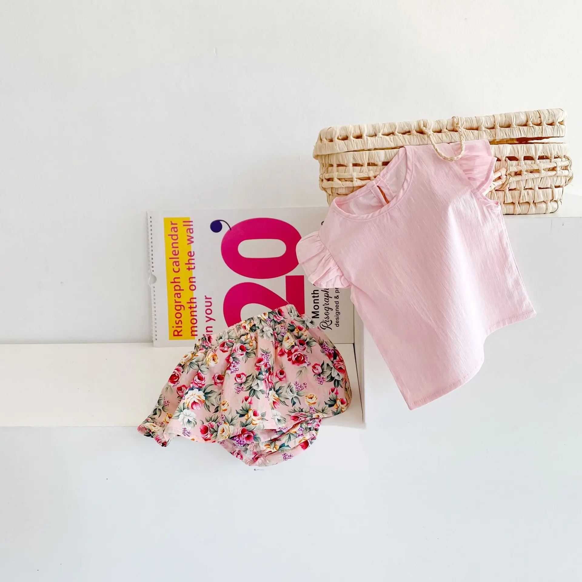 Хит продаж, весенне-летний новый комплект для маленьких девочек с юбкой с принтом, хлопковая рубашка с летающими рукавами, костюм из 2 предметов