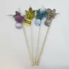 Palo de juguete para gatos con pluma, bola arcoíris y poste de madera integrado.