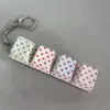 Suela transparente de cuatro botones, diseño de corazón, verde claro y blanco luminoso.
