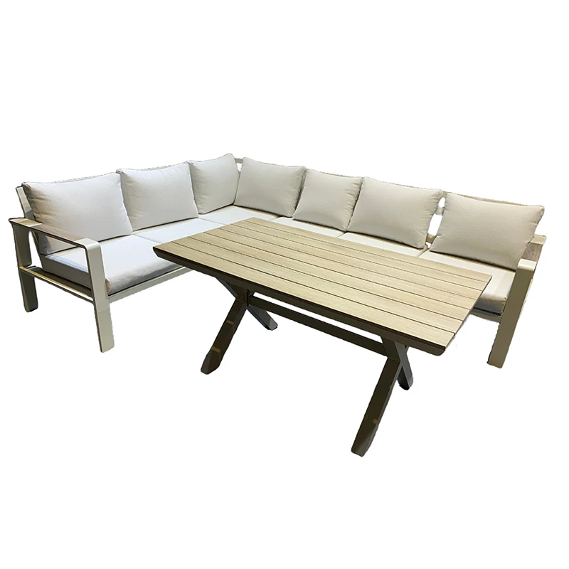 Алуминијумски угловни кауч са светлим - хуедом јастуцима и пластичним дрвеним столом идеалан за релаксацију на отвореном двору
