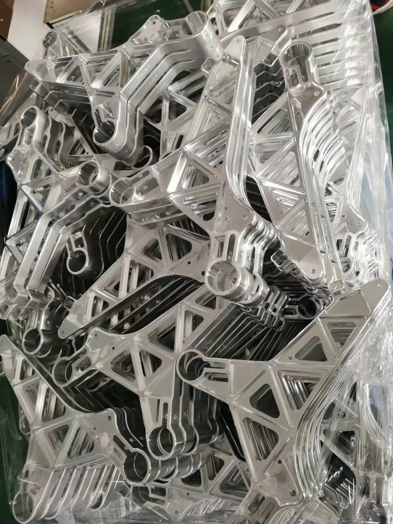 ISO9001 изготовленные на заказ прецизионные алюминиевые станки с ЧПУ токарные фрезерные детали для авиационных сидений изготовитель