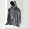 Gris oscuro