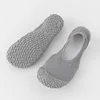 Suela antideslizante elegante de tiburón con borde dentado gris.