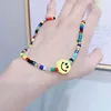 Pulsera de cuentas de semillas con carita sonriente.