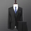 Cappotto nero con 1 bottone, camicia e pantaloni