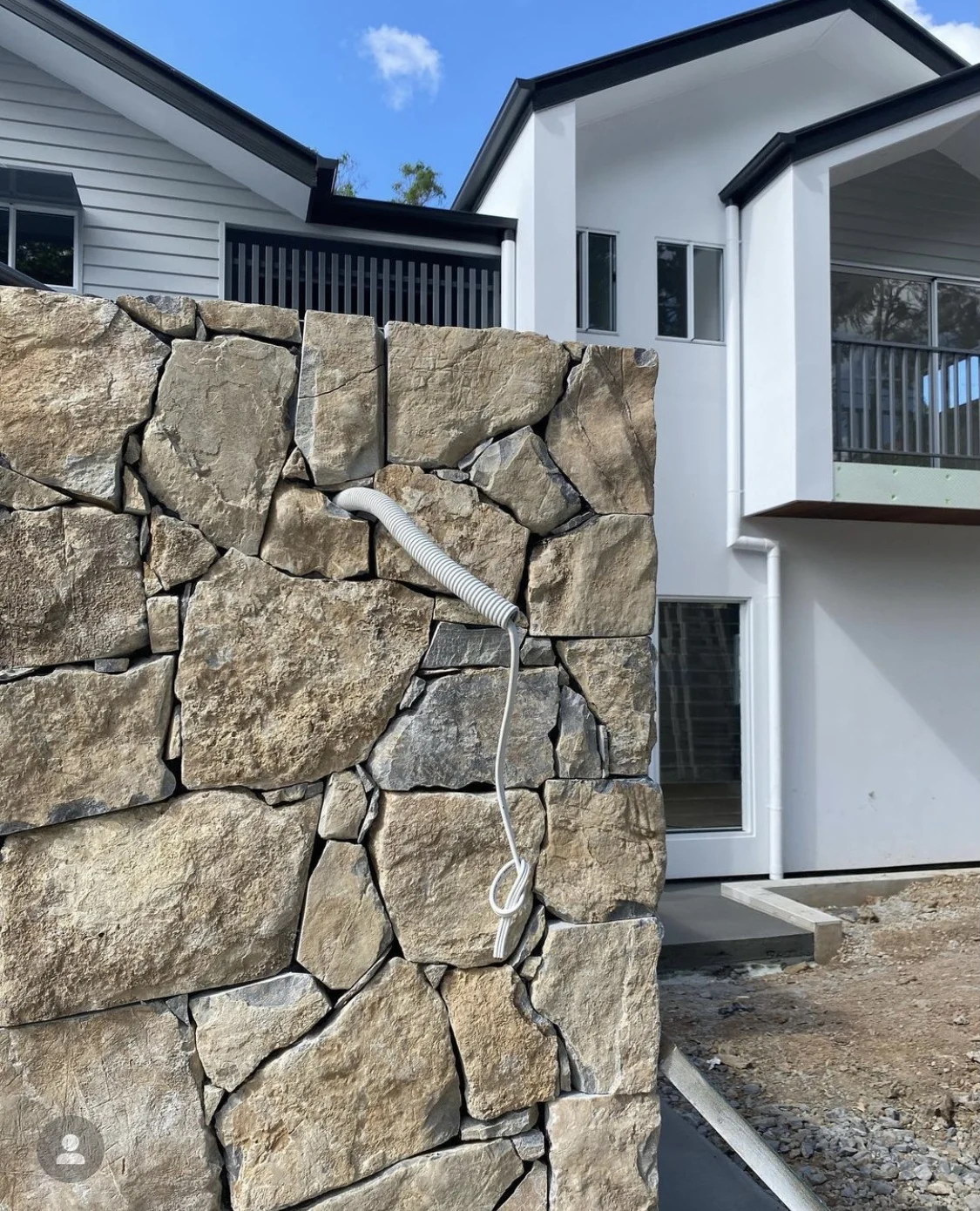 SHIHUI Natural Stone Tiger Yellow Textured Quartzite Free Form Exterior Stacked Decoration Stone Veneer Wall Cladding Stone