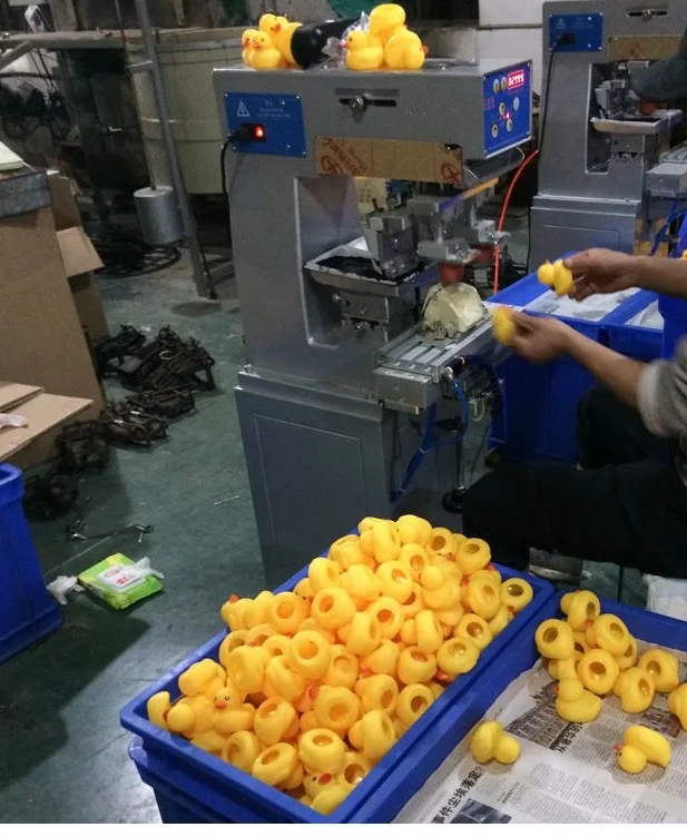 Мотоциклетный шлем с рогом желтой утки