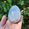 Huevo de piedra azul cielo