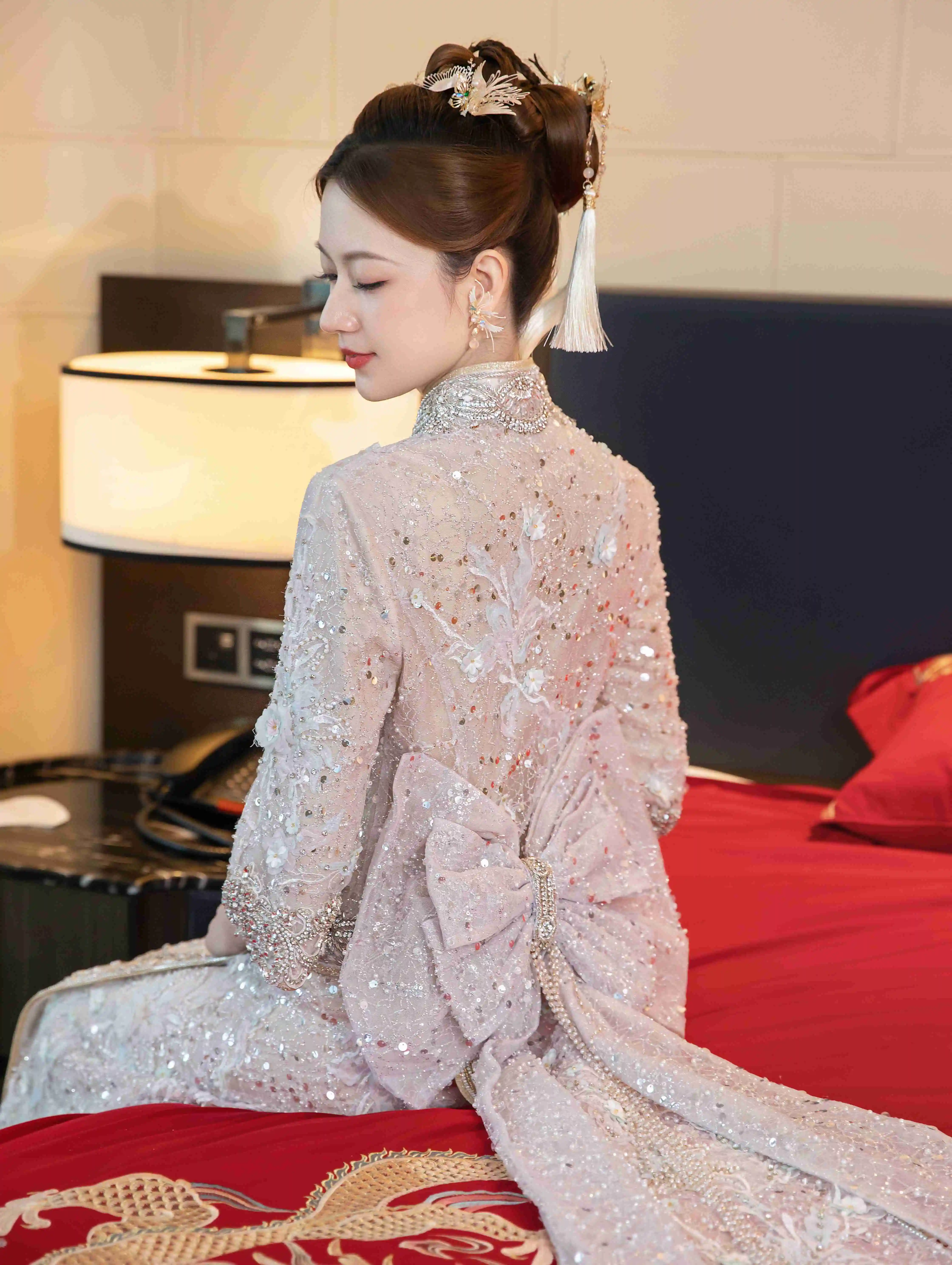 Good Selling Bride's Wedding Engagement Dress Xiuhe Clothing Chinese Long  Sleeved Wedding Dress with Bow Decoration on Waist