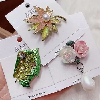 Les broches fleurs en strass du défilé Prada | France