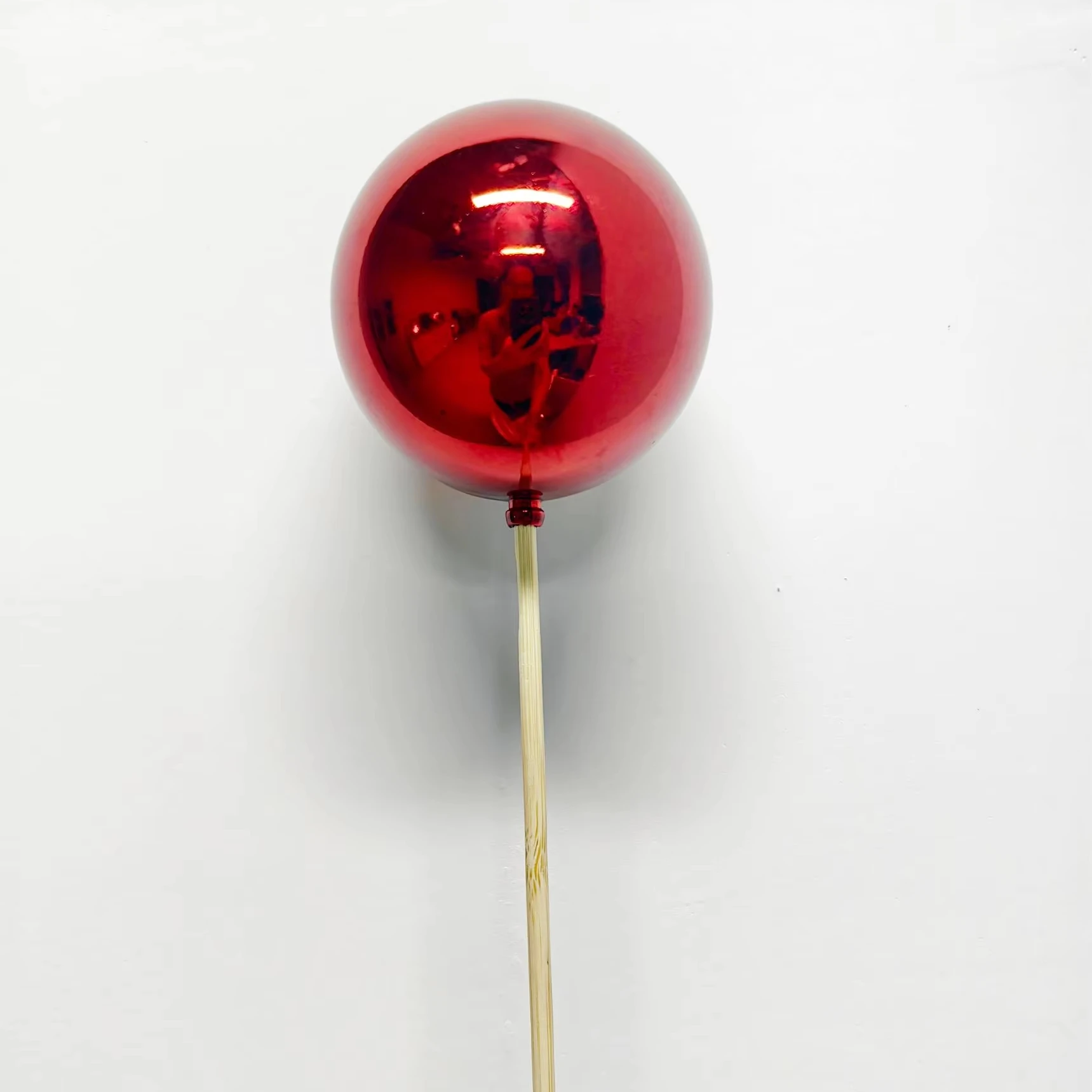Kundenspezifischer 8 cm roter PVC-UV-gedruckter Bambusstab Weihnachtskugel glänzender einfacher Kunststoff-Festtagsbaum-Schmuck verpackt in Box
