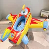 Airboat blu e rosso con pistola ad acqua