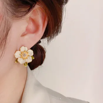 A pair of fashionable pearl earrings with oil-dripping flowers, sweet and gentle earrings