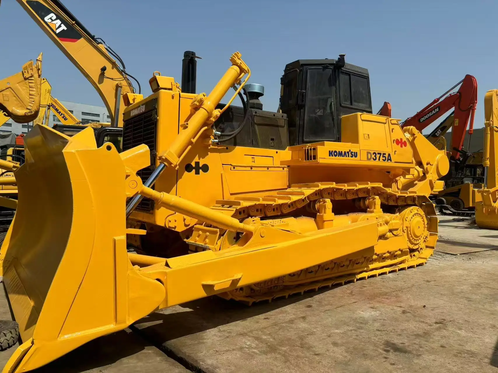中古コマツD375A-3ブルドーザー最安値日本製トラクタークローラー