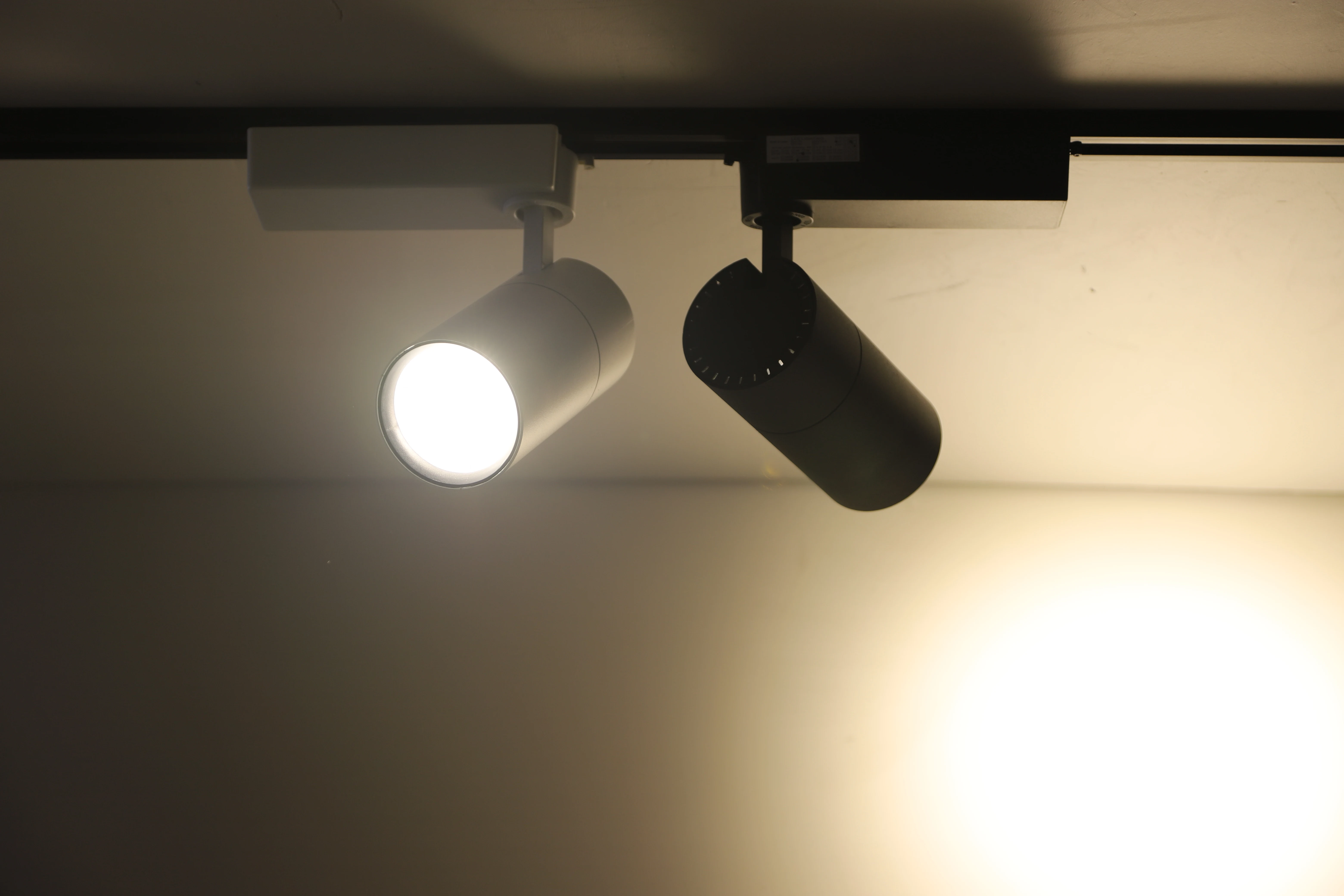 Светодиодный Трековый светильник высокой яркости, 30 Вт, 2/3 проводов, монтируемые точечные светильники, магнитный COB светодиодный Трековый светильник для коммерческого освещения