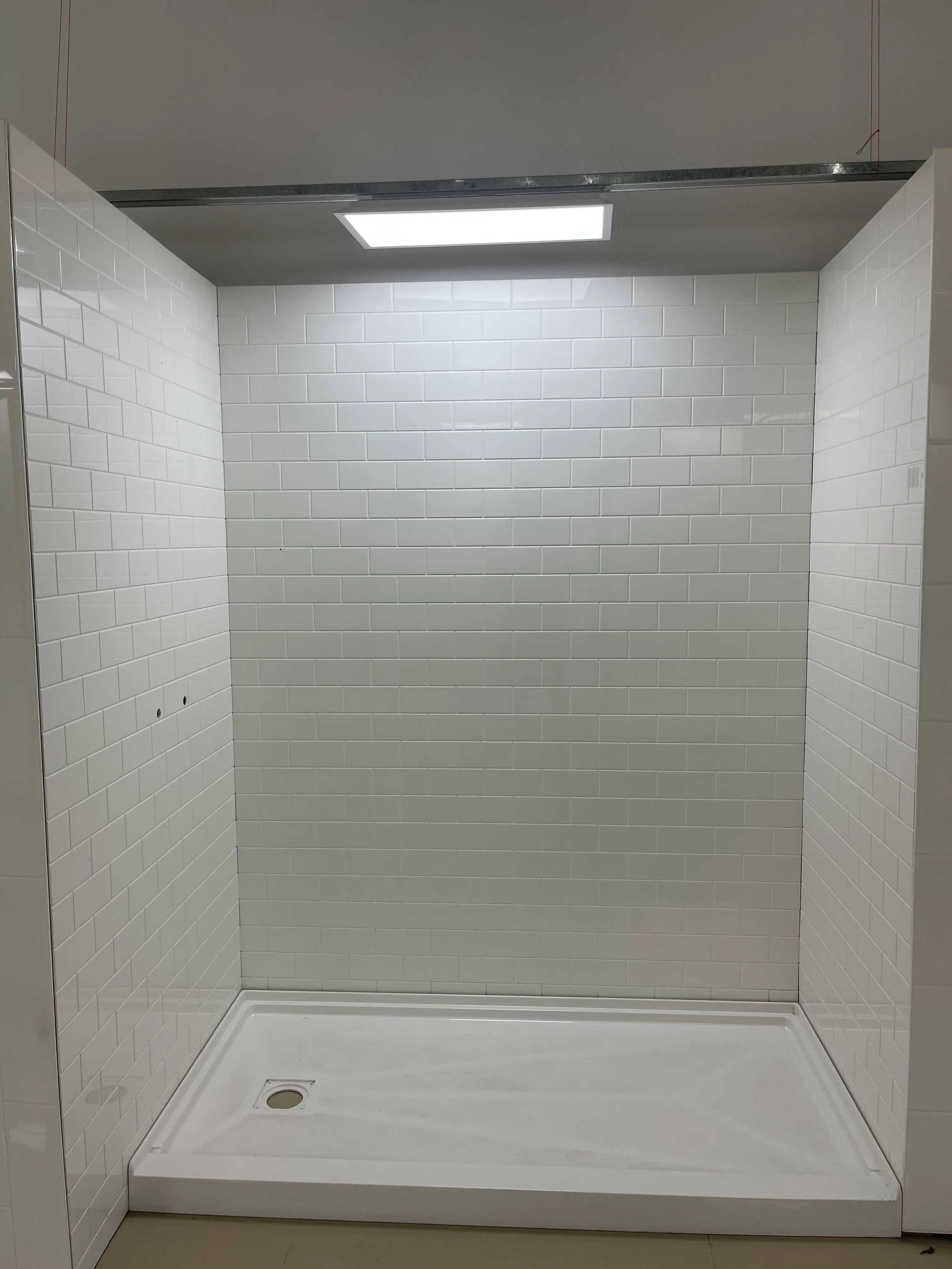 3''x6'' Subway Pattern Cultured Marble Cast Marble Shower Surround Tub