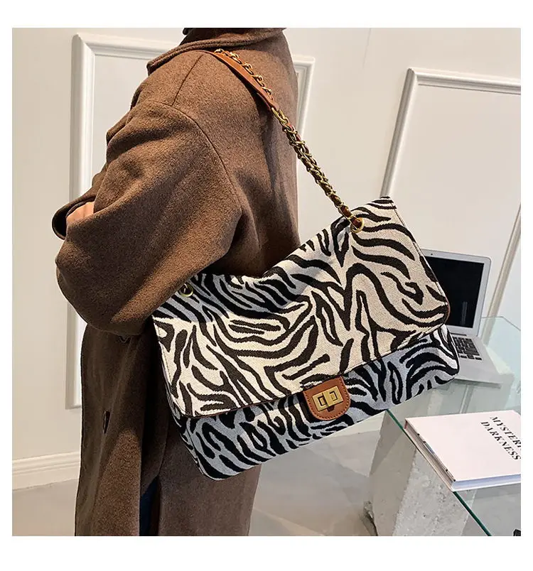 BOLSO DE MANO ESTAMPADO SERPIENTE
