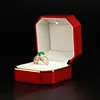 Caja de anillo roja