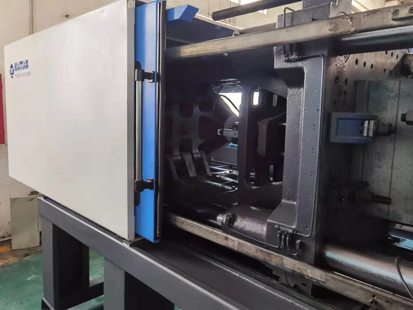 
Китайцы выпускают под брендом гаитянский MA2500 машина инжекционного метода литья 250 тонн серво используется литьевая машина для литья под давлением 