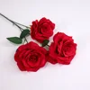Rosas de diamantes de 3 cabezas [rojas] con hojas