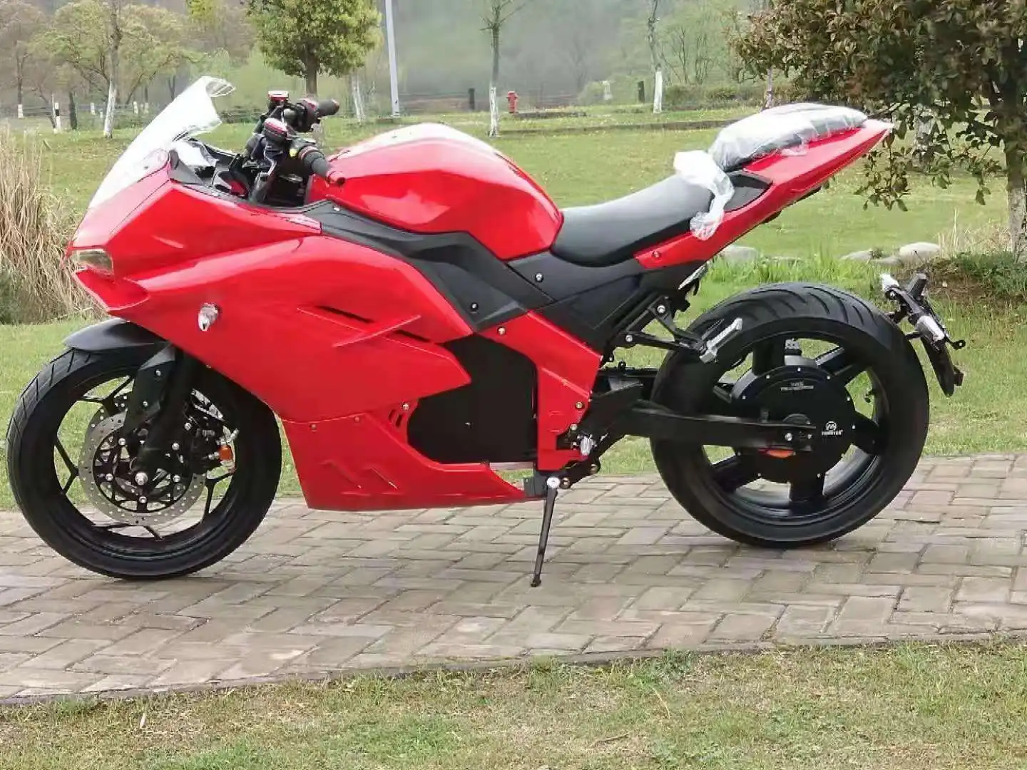 Скутер 72. Ducati 848 EVO красный. 2010 Kawasaki Ninja 250r.