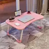 Porte-gobelet antidérapant de même couleur rose avec fente pour carte