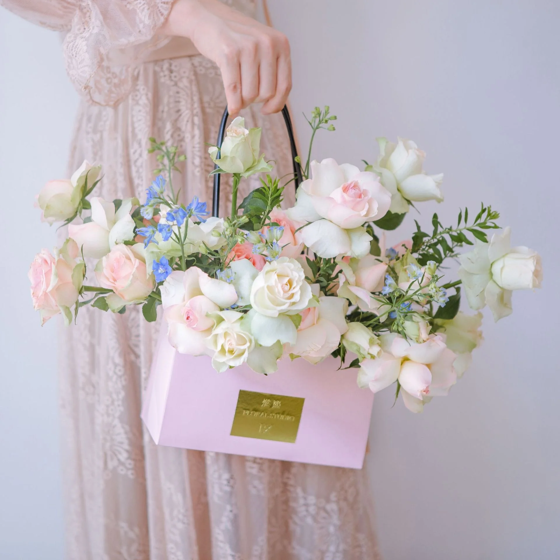 Elegante bolsa de regalo de papel con mango largo para arreglos florales y  decoración floral