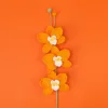 Arancione tre rami di orchidea con farfalle