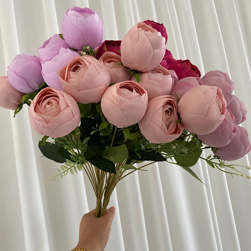 किसी भी स्थान को रंग और जीवन देने के लिए प्लास्टिक के हाइड्रेंज़ का उपयोग करें।