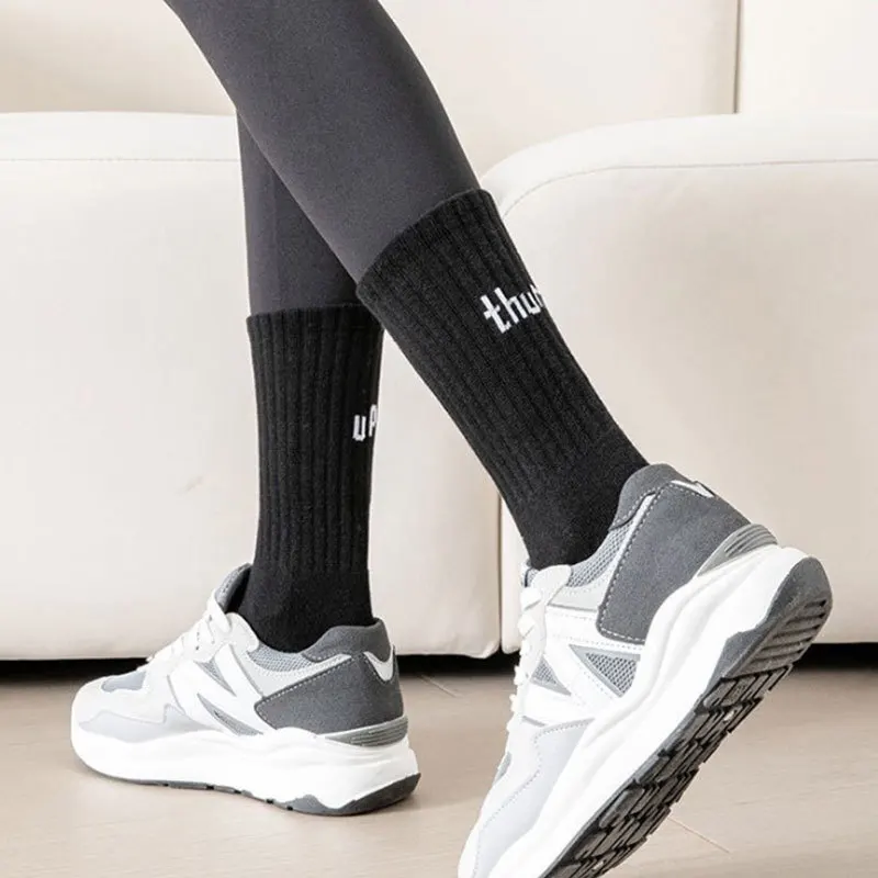 2023 высококачественные модные хлопковые спортивные носки с логотипом под заказ дешевые оптовые женские Чулочно-носочные изделия