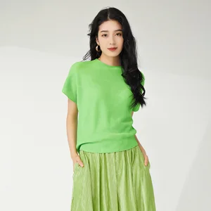 Women's Summer Casual T-Shirt Pleated Green Short Sleeve Top With Crew Neck Breathable and Sustainable Floral Pattern