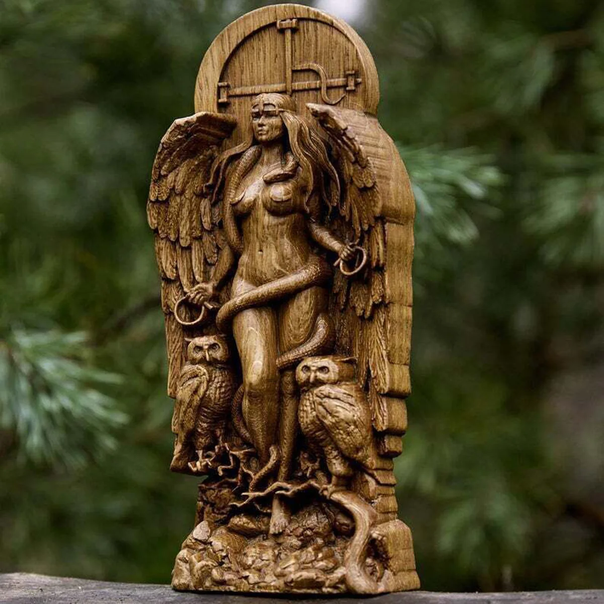 Standbeeld van Hecate: drievoudig godinnenaltaar, Wicca-hekserijkunst, houtsnijwerk - België