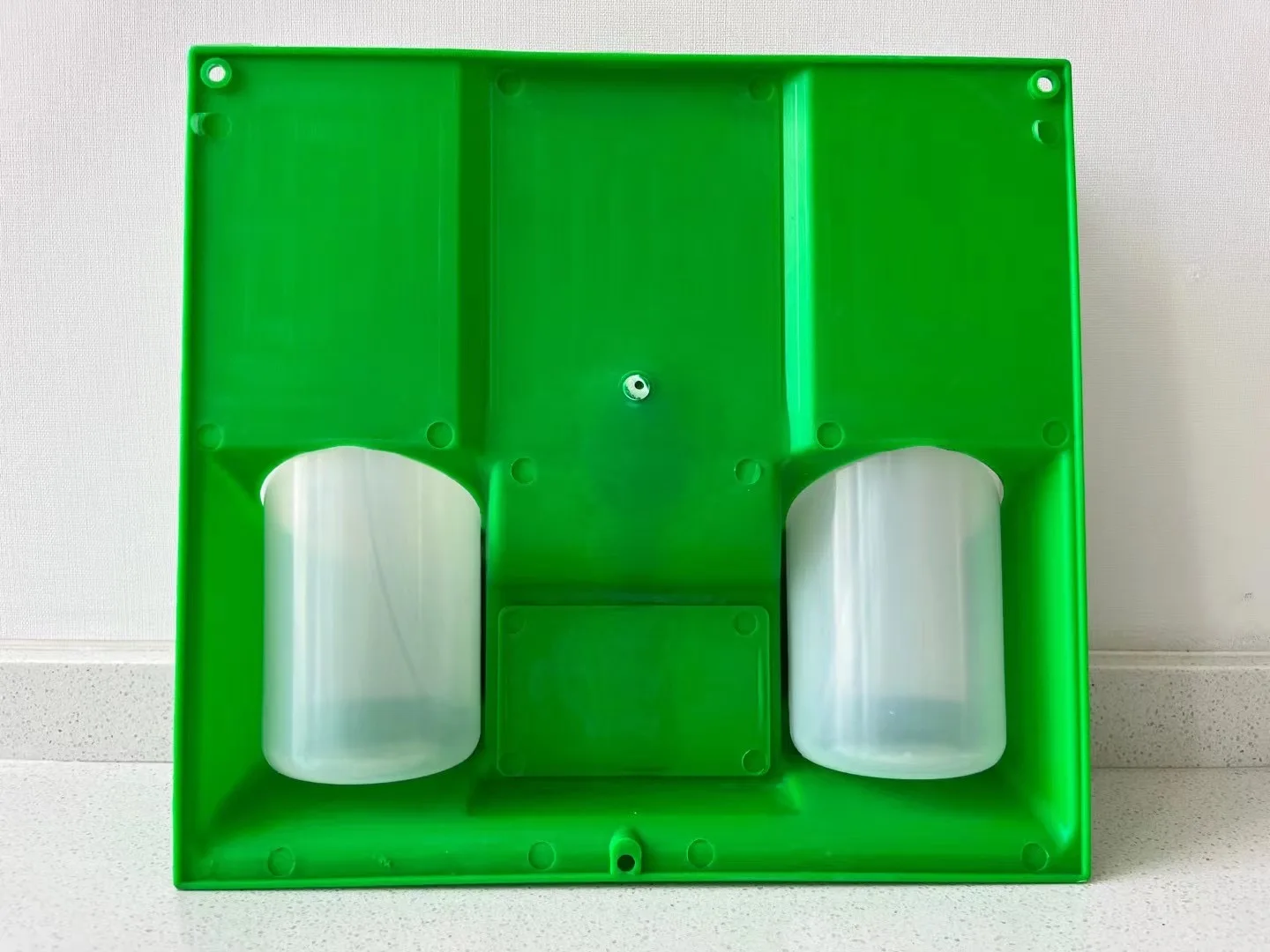 Vloeibare zeepdispenser badkamer aan de muur gemon