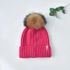 Rose foncé avec pompon marron