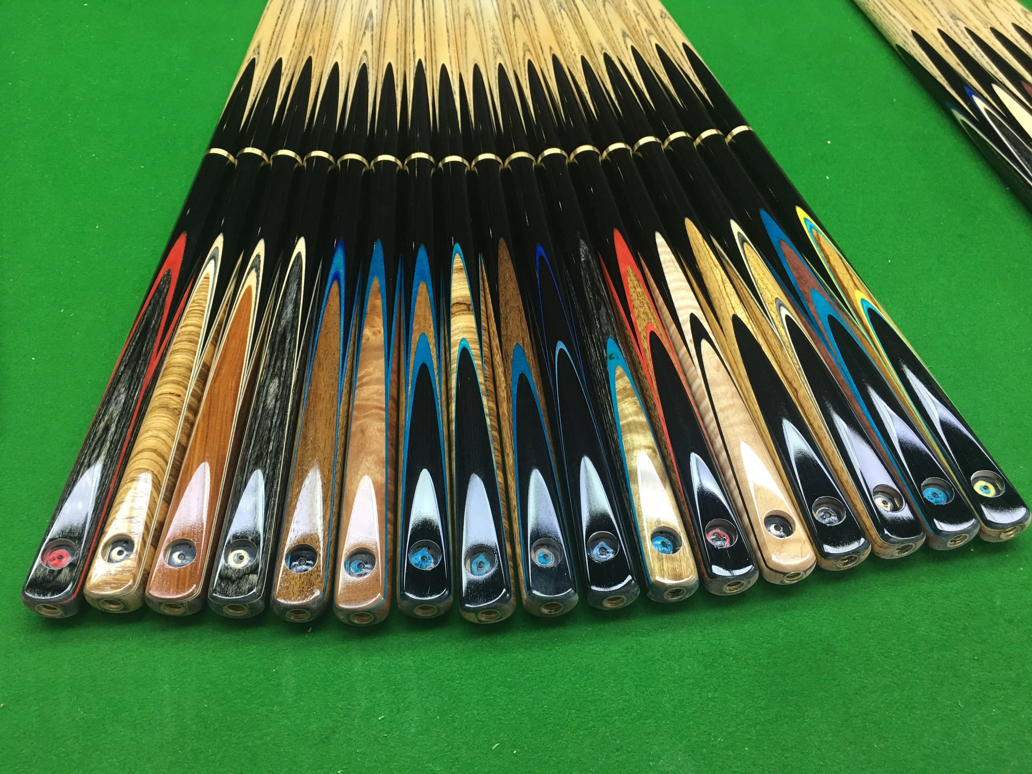 Профессиональный снукер с очень прямой инкрустацией