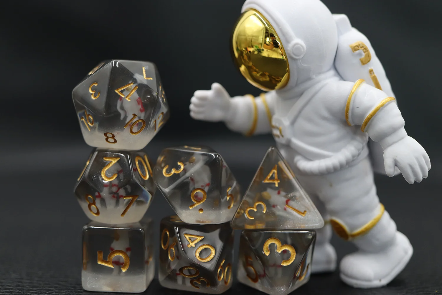 Handmade 7pcs Bulk Resin Round Edge Dnd Dice Set Astronaut Inclusion Polyhedral Resin Dice for Dnd Games factory