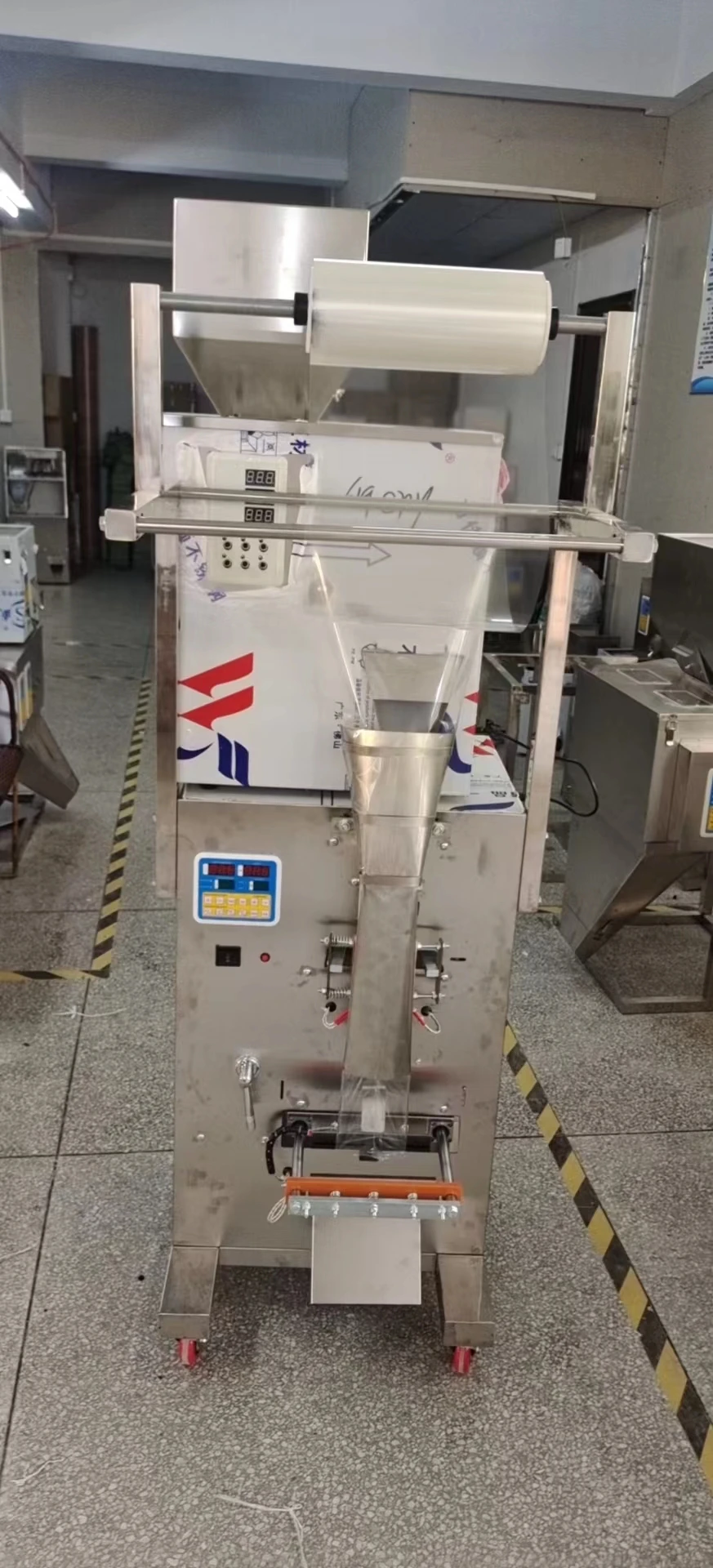 Автоматическая вертикальная упаковочная машина для кофе саше порошка жидкости автоматическая чая пищевых