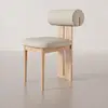 Tapicería de cuero blanco, estructura de madera natural