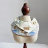 Cappuccio rotondo con bottoni a forma di orsetto a pois