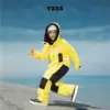 Giallo brillante, vestibilità comoda. Scegli la taglia in base alla tua altezza.