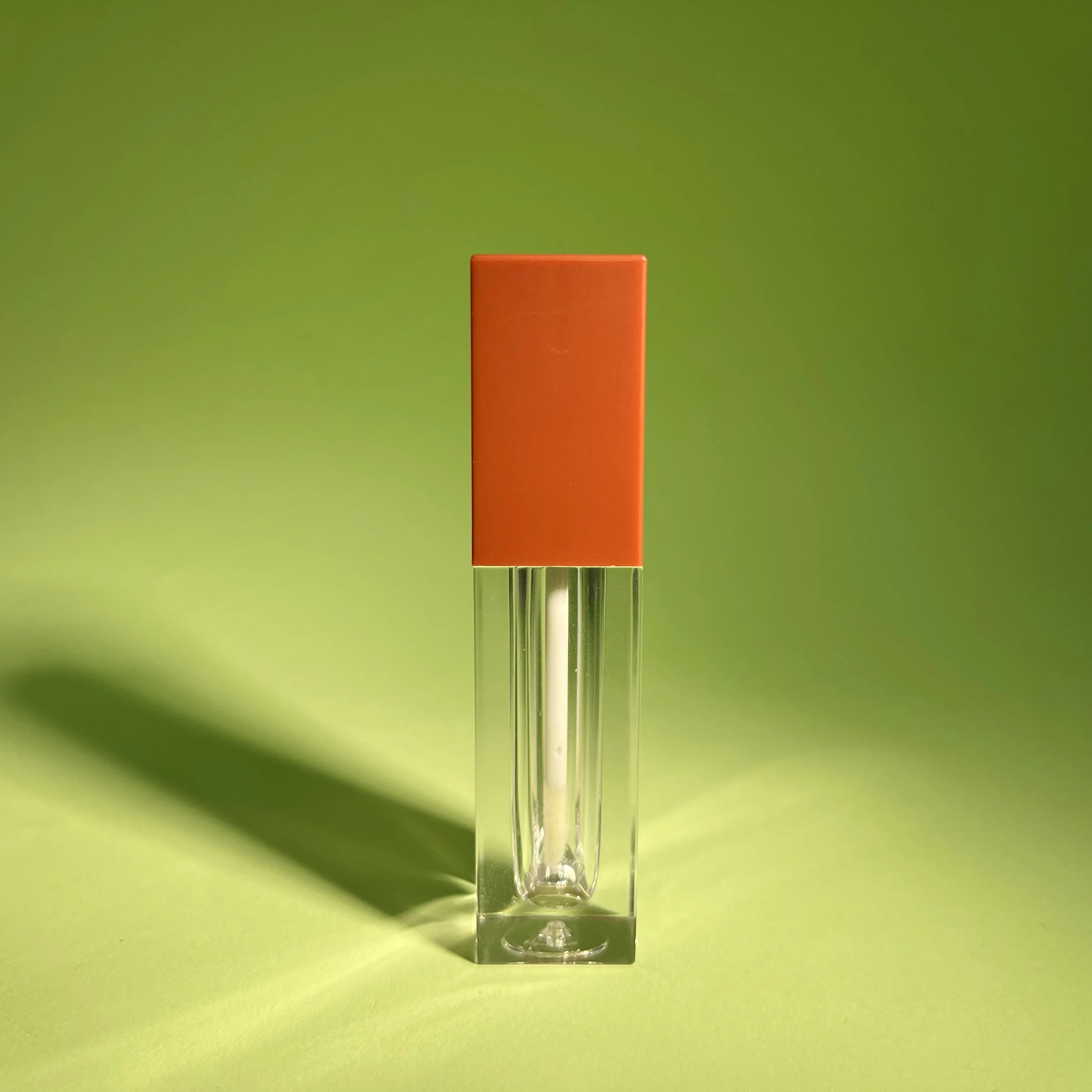 Tube de brillant à lèvres transparent de 3 ml en vente chaude Le tube vide de rouge à lèvres carré peut être personnalisé avec le logo et la couleur de la bouteille en plastique cosmétique