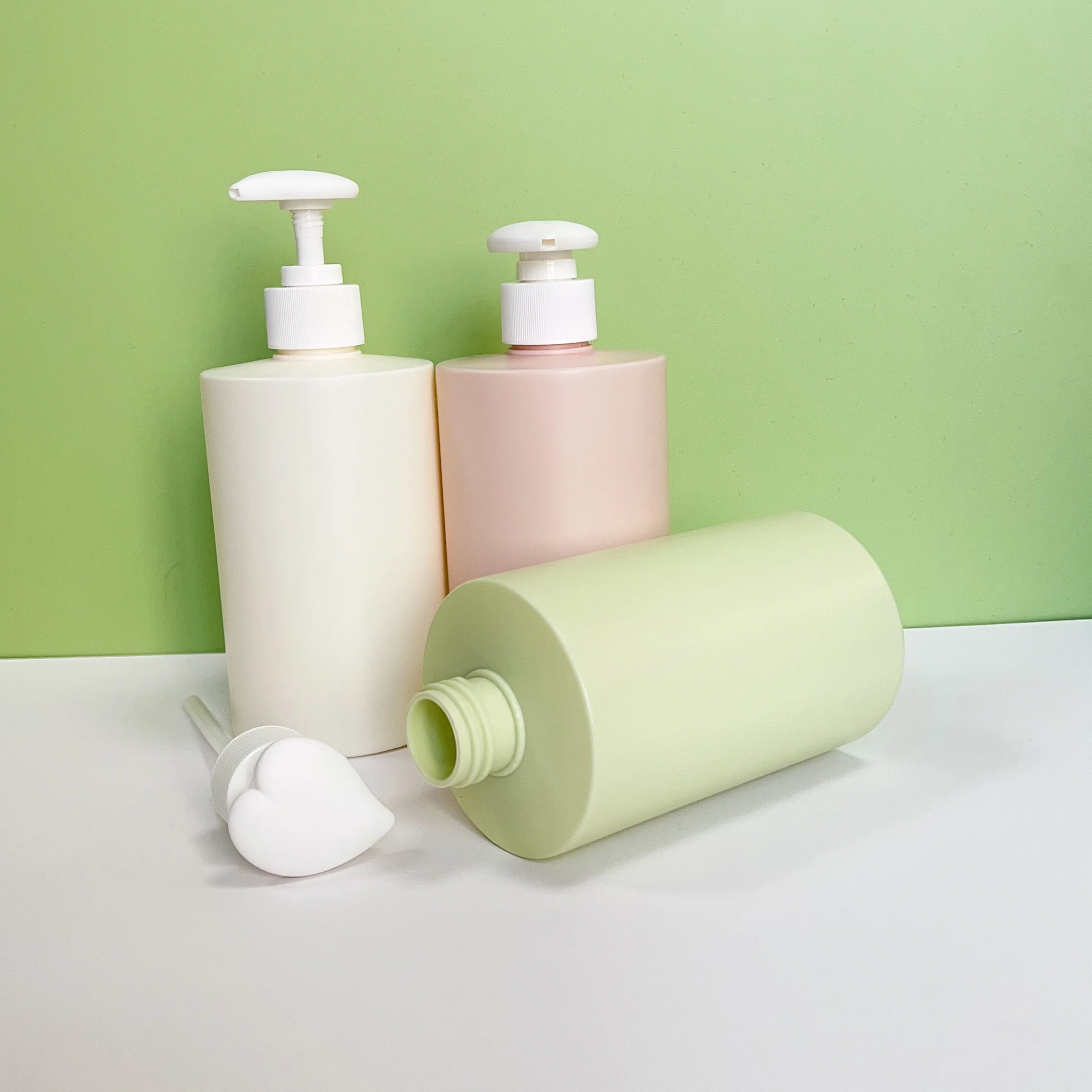 Factory Supply 500ml Hdpe Shampoo Shower Gel Body Lotion Pressed Flat Shoulder Round Plastic Bottle