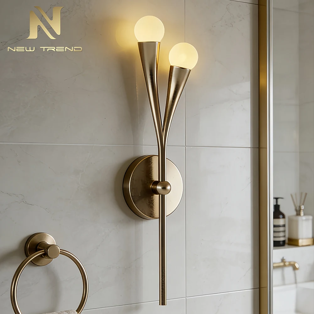 Applique murale moderne CPL-480 en laiton brossé – Lampe de chevet à globe en verre opalin laiteux LED pour chambre d’hôtel