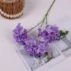 Una sola rama de color violeta claro.