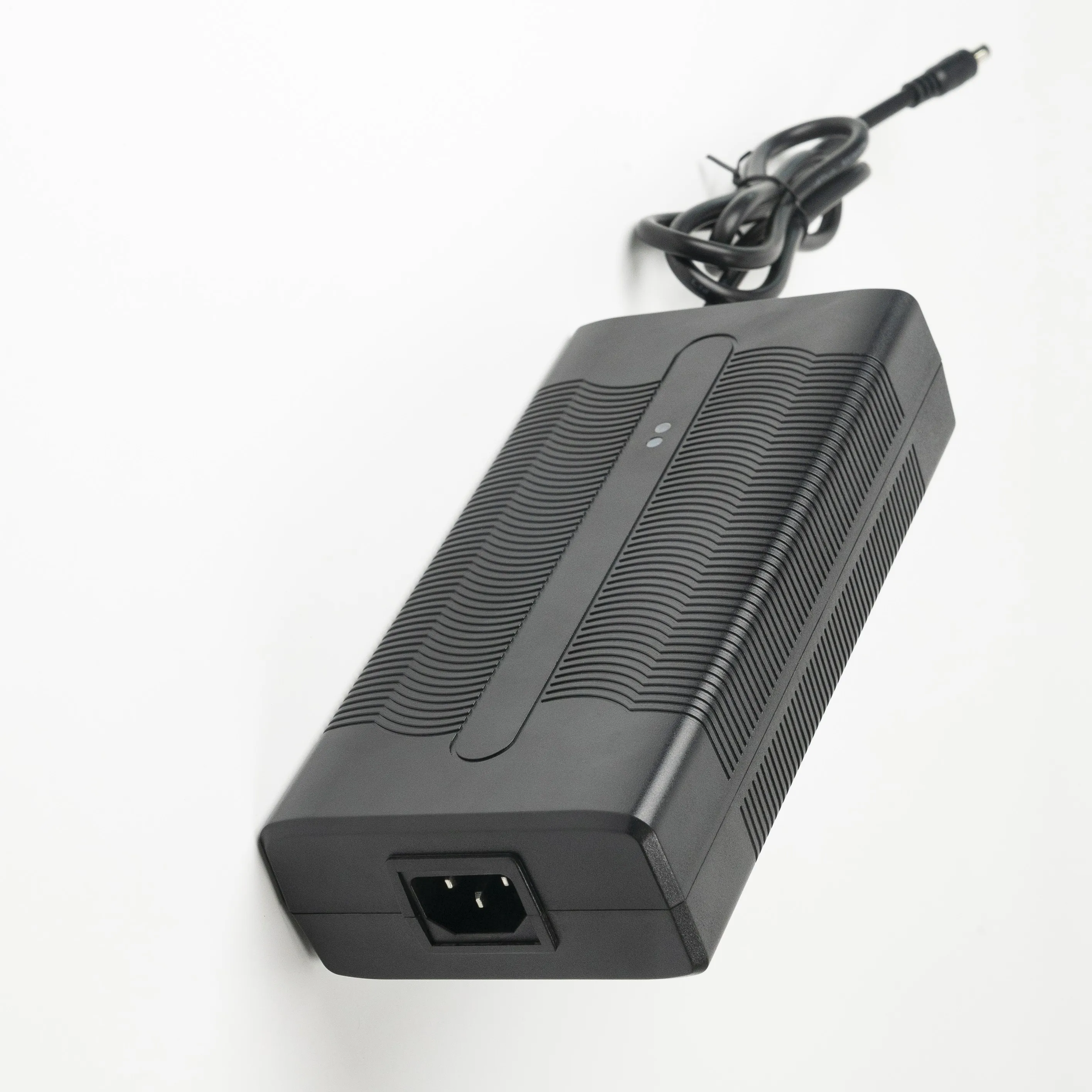 XVEブランド 42V 5A リチウムバッテリー充電器 36V電源 超急速充電器 