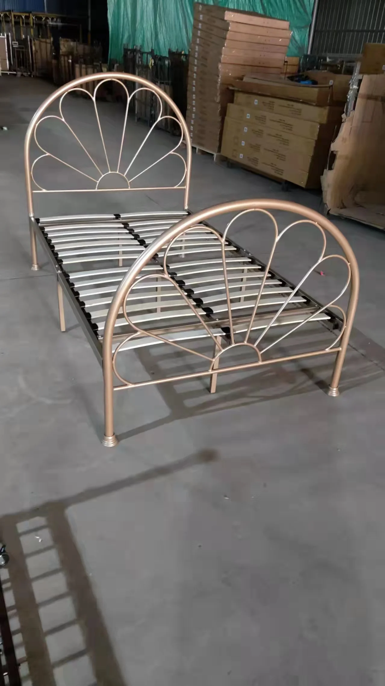 アンティークホワイト装飾シングルメタルアイアンベッド| Alibaba.com