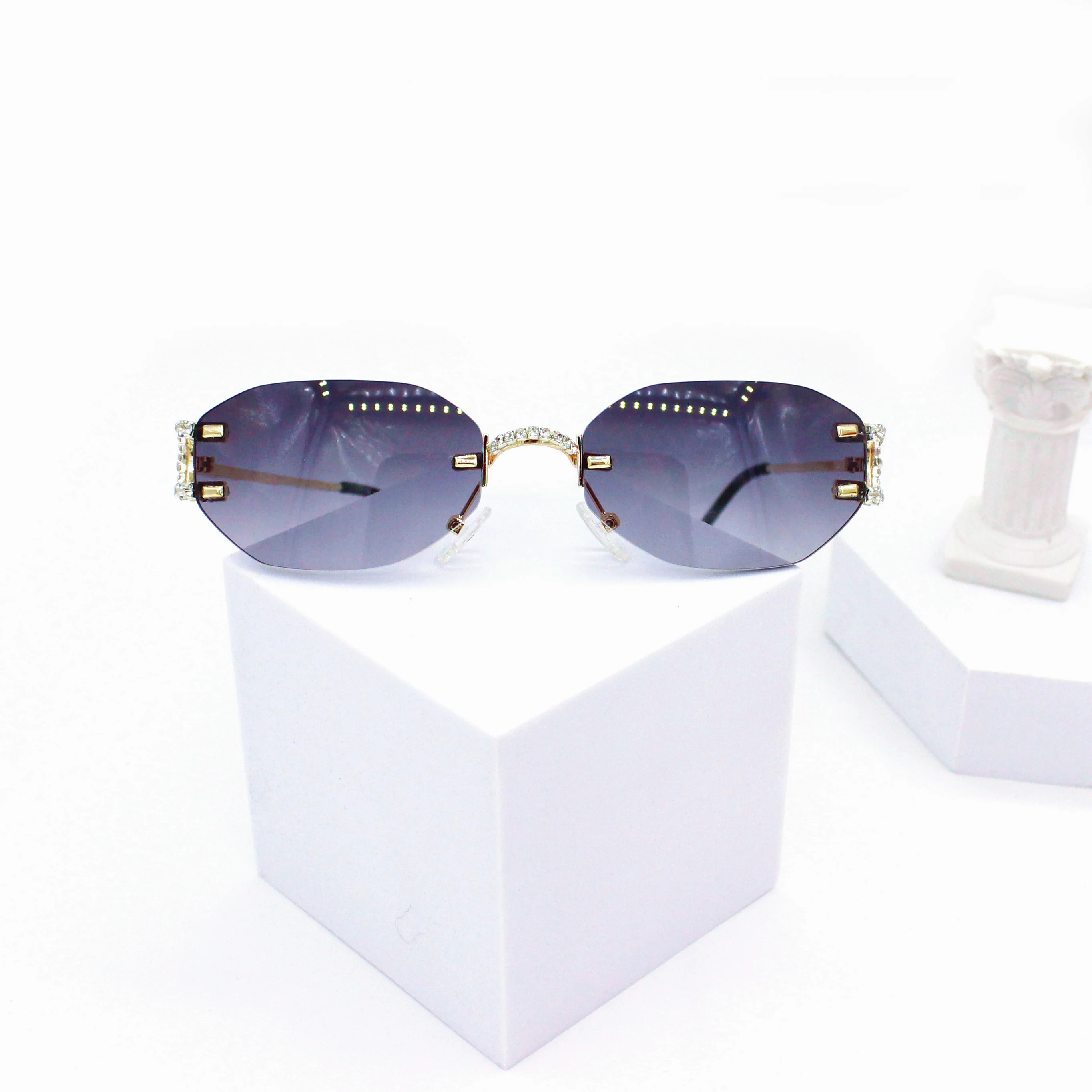 2023 Fashion Cool Unique Rimless Style Rivets Sunglasses Vintage Women Ins Brand Design Sun 0511