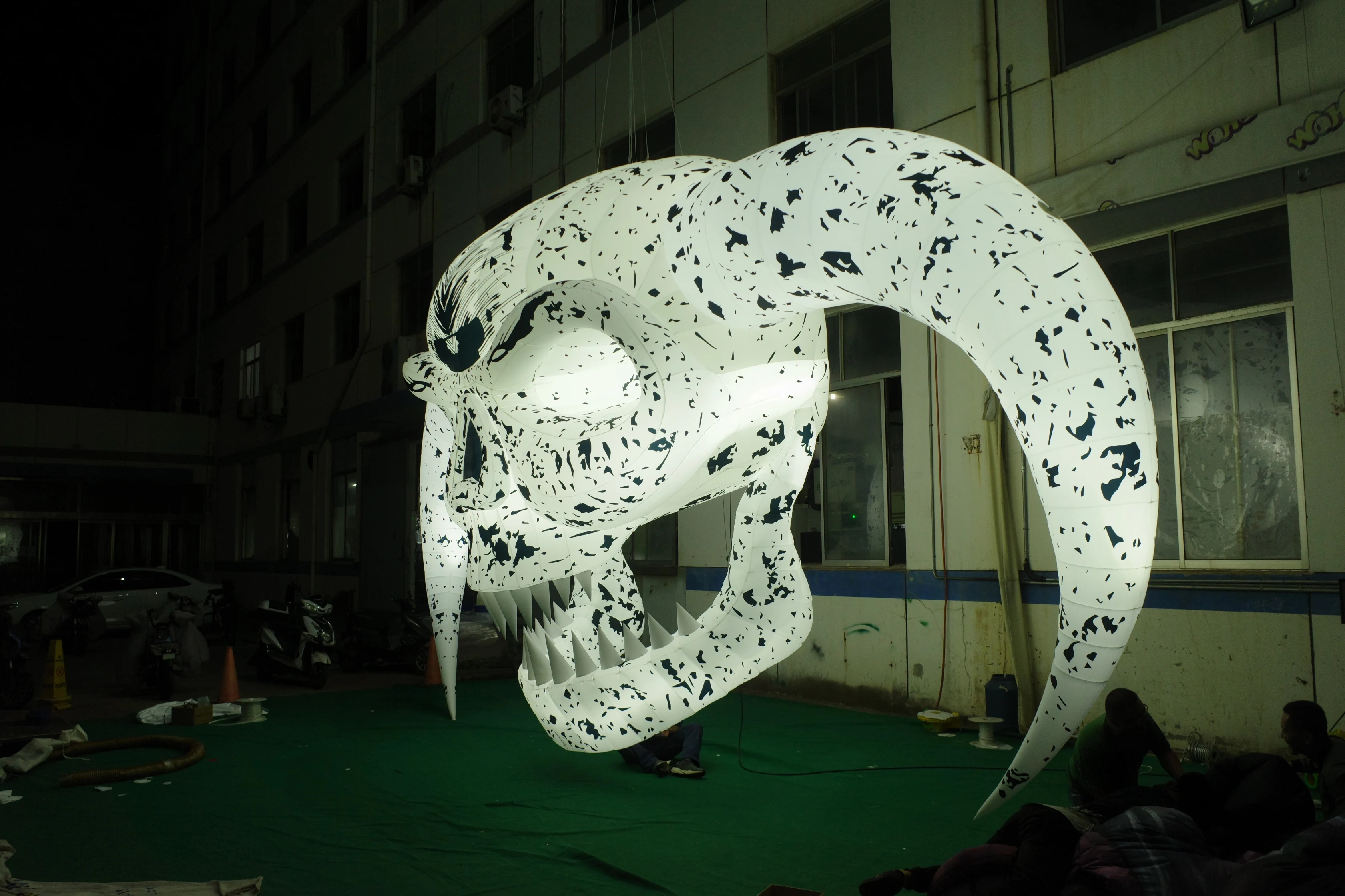 Giant Illuminated Inflatable Horned Skull Arch for Halloween, Durable LED Advertising Inflatable